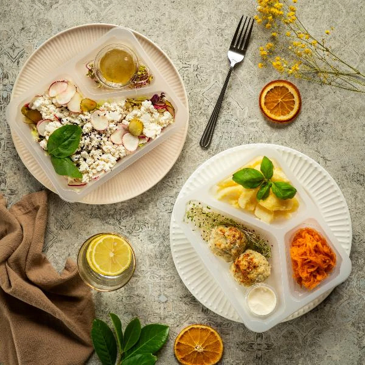 Wiele osób skarży się obecnie na problemy trawienne i wzdęcia, co często wynika z nieodpowiedniej diety. Niestety, na co dzień trudno jest pogodzić obowiązki prywatne i zawodowe z gotowaniem. Nie da się również ukryć, że samodzielne gotowanie coraz częściej staje się nieekonomiczne ze względu na rosnące ceny produktów i konieczność spędzania wielu godzin w kuchni. Rozwiązaniem tego problemu może być dieta Low FODMAP, która opiera się na czasowym ograniczeniu fermentujących węglowodanów w celu stopniowego odbudowania równowagi trawiennej.