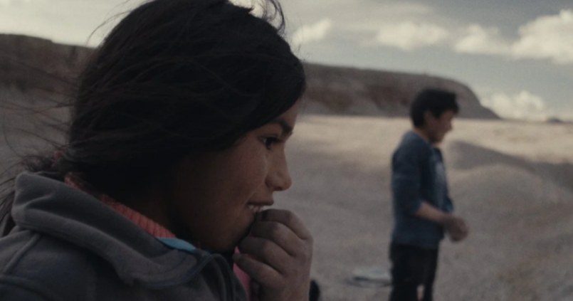 Na zboczu Cerro Rico życie i śmierć od wieków splatają się z rytmem wydobycia. Nagradzany na Krakowskim Festiwalu Filmowym oraz Międzynarodowym Festiwalu Filmów Dokumentalnych w Jihlavie "Silver" Natalii Koniarz zabiera nas do Potosi - miejsca, w którym codzienność górniczych rodzin wciąż wyznaczają kaprysy bogów i nienasycony głód współczesnego kapitalizmu.