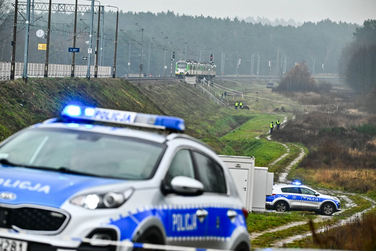 Wszystko wskazuje, że ten wręcz "zamach terrorystyczny" był inicjowany przez służby specjalne wschodu - powiedział Jacek Dobrzyński, rzecznik prasowy ministra koordynatora służb specjalnych. Około godziny trwało w Warszawie spotkanie Komitetu do spraw Bezpieczeństwa Narodowego dotyczące akcji dywersyjnych na torach kolejowych w Polsce.
