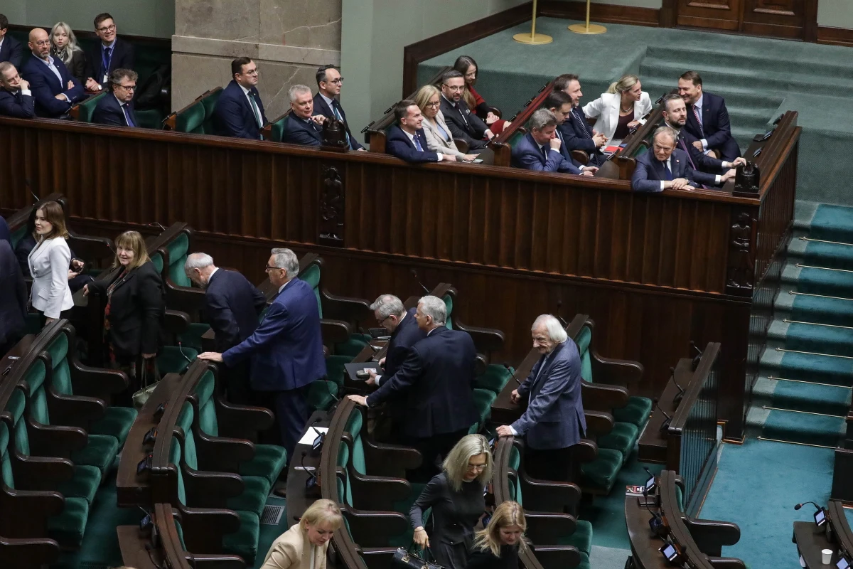 Posłowie PiS krzyczeli "precz z komuną", a następnie opuścili salę obrad Sejmu. Akcję rozpoczęli, gdy Krzysztof Gawkowski zaczął przedstawiać kandydaturę Włodzimierza Czarzastego na marszałka Sejmu. Wcześniej rzecznik PiS Rafał Bochenek poinformował, że partia nie planuje wystawiać kandydatów na stanowisko wicemarszałka.