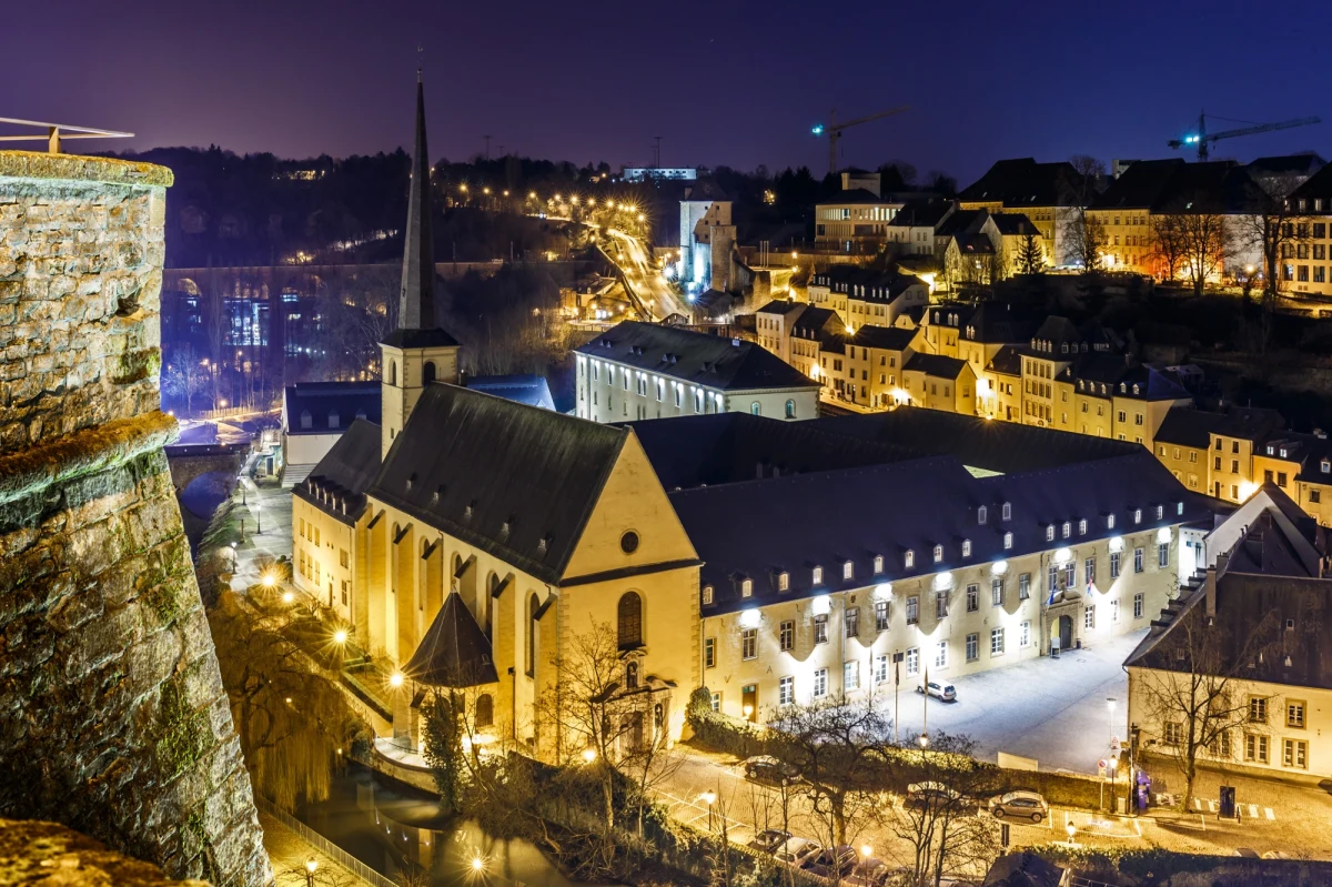 Gdy za oknem śnieg, a powietrze wypełnia zapach grzanego wina i pieczonych kiełbasek, trudno nie poczuć magii świąt. Jednak dla wielu rodzin z ciepłych krajów, takich jak Australia, Boże Narodzenie to czas wysokiej temperatury, palm i… klimatyzowanych domów. Rodzina z Melbourne, zmęczona corocznym świętowaniem w upale, postanowiła spełnić marzenie o białych świętach. Po długim locie do Londynu rozpoczęli podróż przez siedem krajów i osiem miast, odwiedzając najsłynniejsze jarmarki świąteczne Europy.