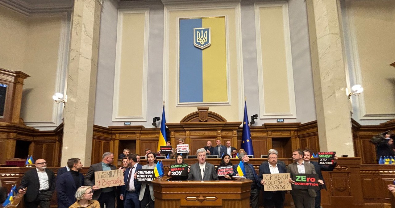 Krzyki, wezwania do obalenia rządu i blokada mównicy. Awantura w Ukrainie