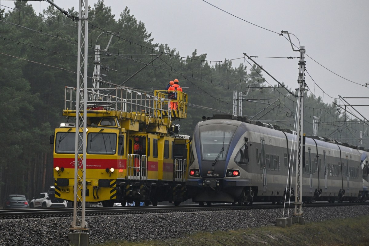 Dywersja na kolei. Znaleziono kabel, który prawdopodobnie służył do zainicjowania wybuchu