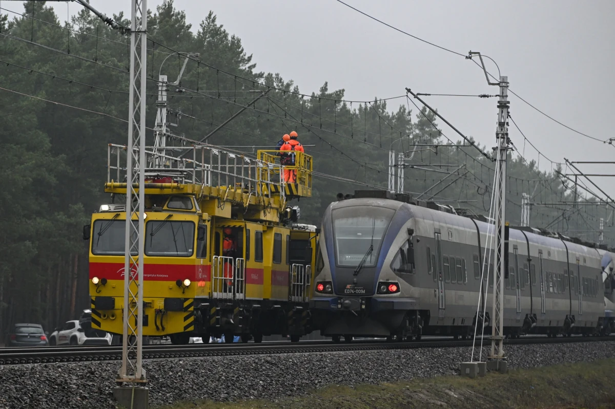 "Zabezpieczyliśmy szereg dowodów" - tak o śledztwie ws. dywersji na kolei mówił w Polsat News rzecznik Prokuratury Krajowej prok. Przemysław Nowak. Przekazał, że na miejscu zdarzenia w powiecie garwolińskim znaleziono kabel, który najprawdopodobniej służył do zainicjowania wybuchu.