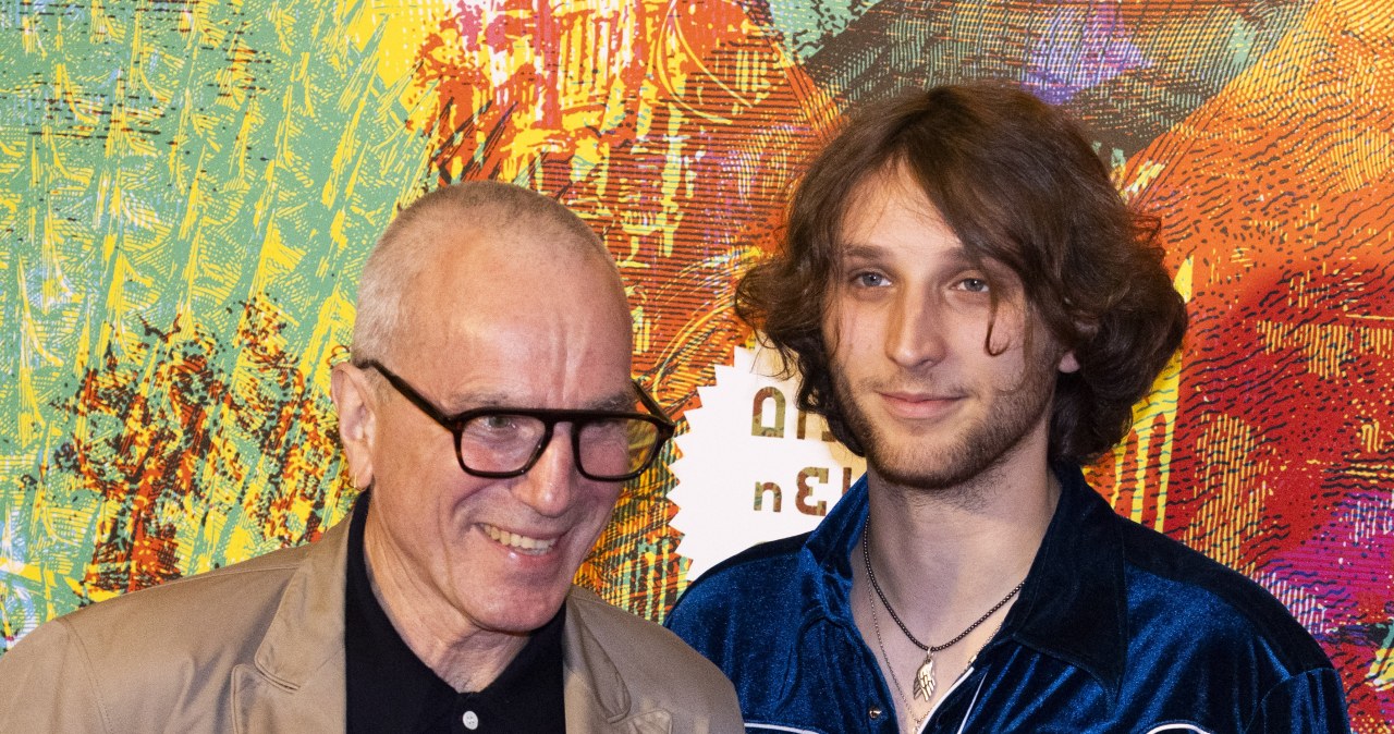 Daniel Day-Lewis powraca do aktorstwa we wspaniałym stylu w filmie "Anemone", który napisał razem ze swoim synem Ronanem. Jak reżyseruje się legendarnego zdobywcę trzech Oscarów i do tego ojca, będąc debiutantem na fotelu reżysera? - Tata chciał, żebyśmy zrobili razem jakiś film - mówi Ronan Day-Lewis w specjalnym wywiadzie dla Interii.