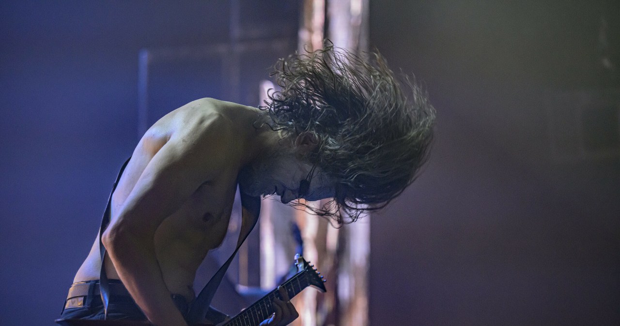 "Między zmrokiem a świtem". Legenda polskiego black metalu debiutuje solo