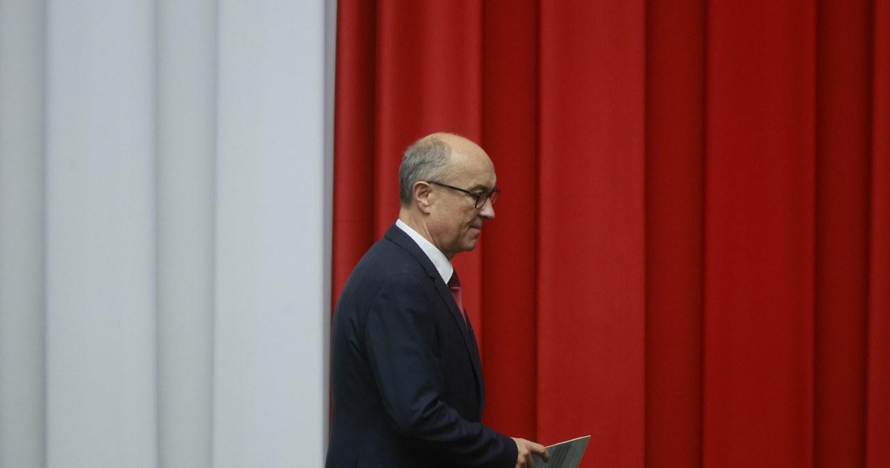 wiadomości,aktualności,Interia Dinozaury górą. Byli członkowie PZPR znów nadają ton polityce. Wiemy, kto na tym skorzysta [OPINIA]