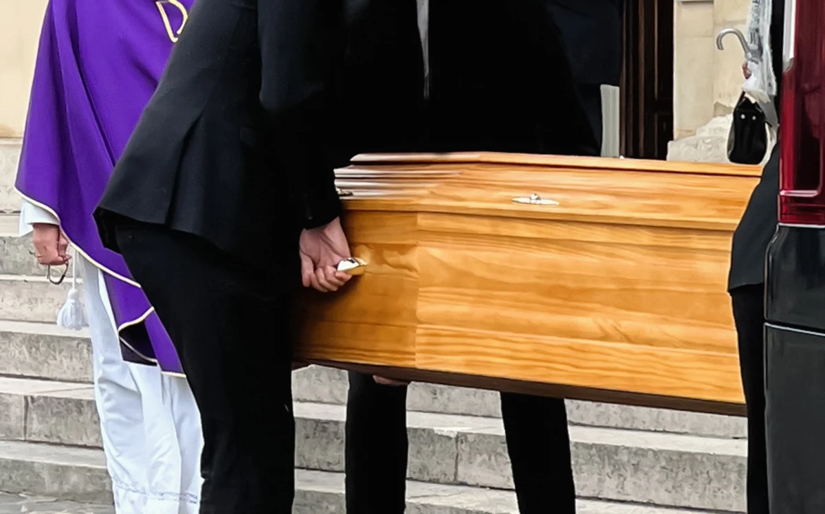 ​Prokuratura bada sprawę śmierci 66-letniego pensjonariusza Domu Pomocy Społecznej w Krasnymstawie (Lubelskie). Trumna z ciałem mężczyzny musiała być zabrana z kościoła tuż przed pogrzebem, aby wykonać sekcję zwłok. "Jest nam z tego powodu bardzo przykro, nie chcieliśmy nikogo urazić, ale to było nieuniknione" - tłumaczy podkomisarz Anna Chuszcza.