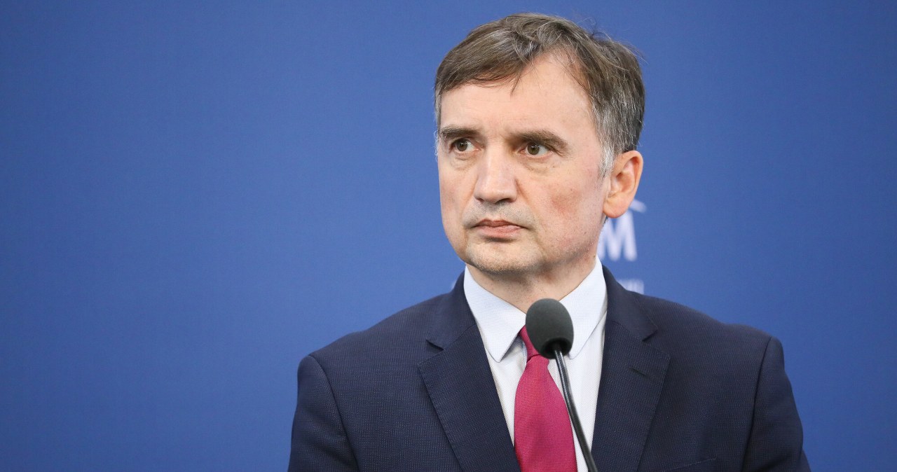 Sikorski unieważnił paszport dyplomatyczny Ziobry. Reakcja na wniosek prokuratury