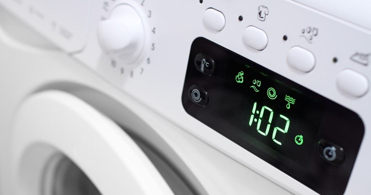 Dlaczego wyświetlacz pralki nas „oszukuje”? Zdziwisz się