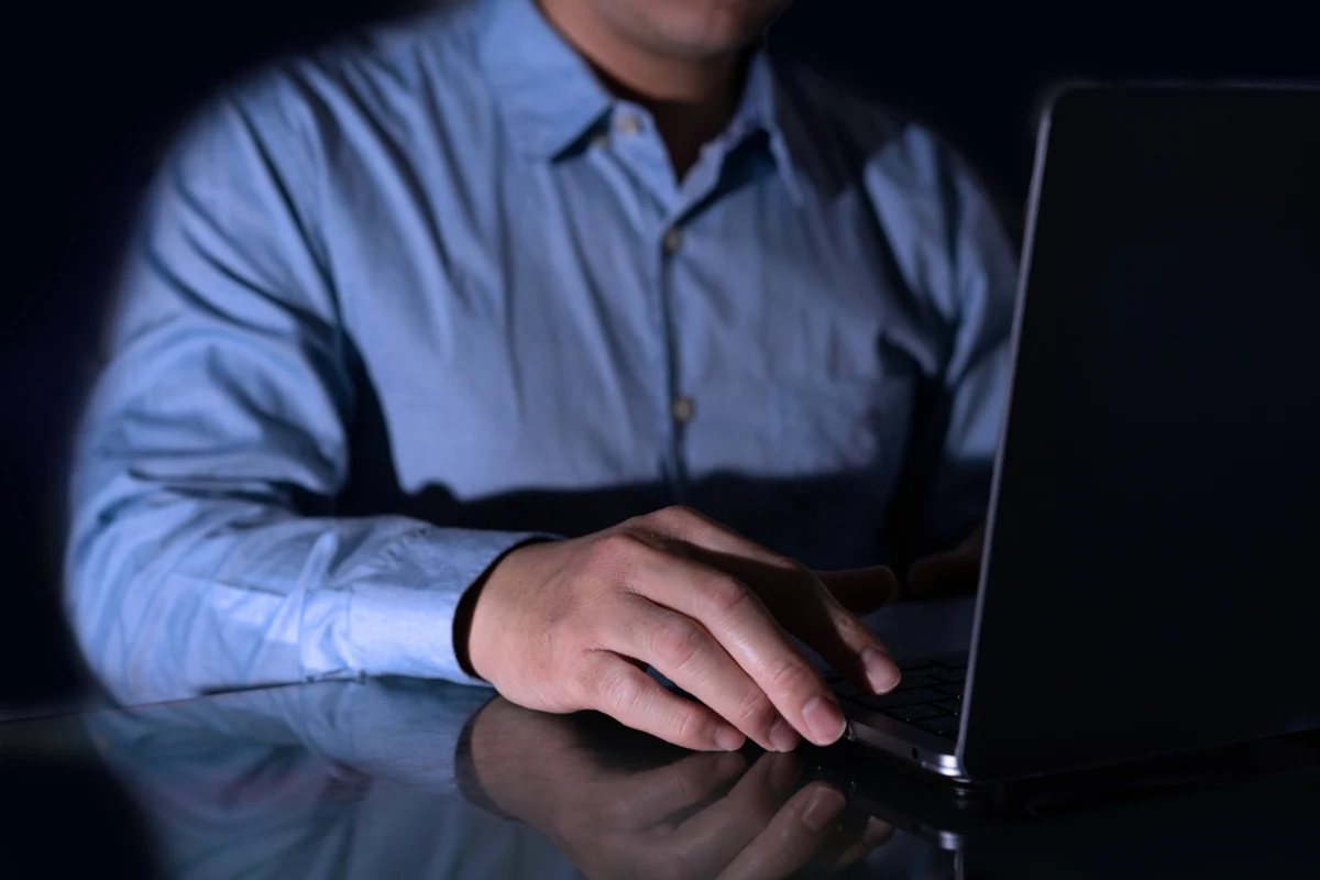 ​Sąd Apelacyjny w Poznaniu wydał we wtorek prawomocny wyrok ws. Kamila M. i utrzymał w mocy wymierzoną mu przez sąd I instancji karę 15 lat pozbawienia wolności. 33-latek z Leszna był oskarżony o wykorzystanie seksualne siedmiorga małoletnich w wieku od 6 do 11 lat.