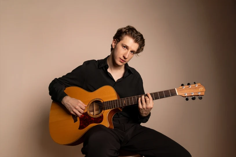 Przystojniak z TikToka w końcu debiutuje. "Z całym bagażem emocji"