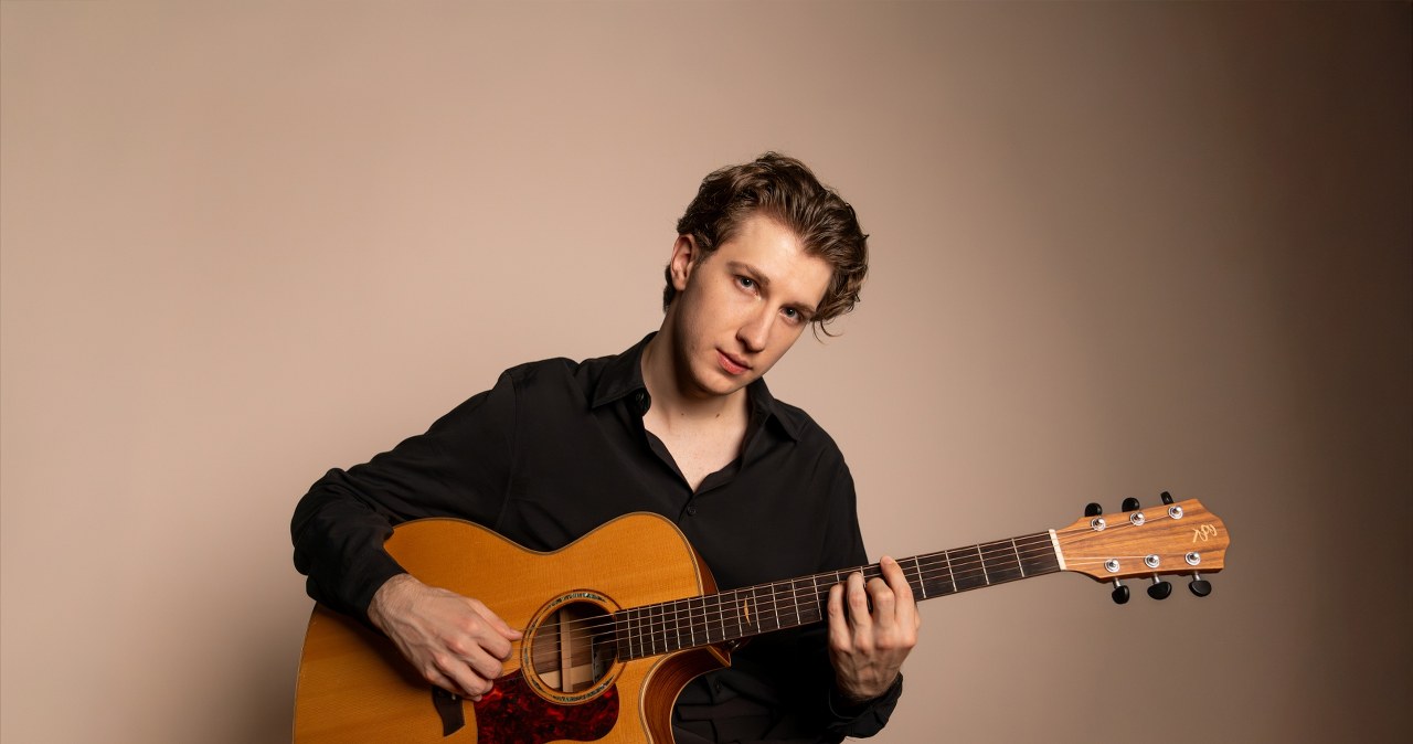 Przystojniak z TikToka w końcu debiutuje. "Z całym bagażem emocji"