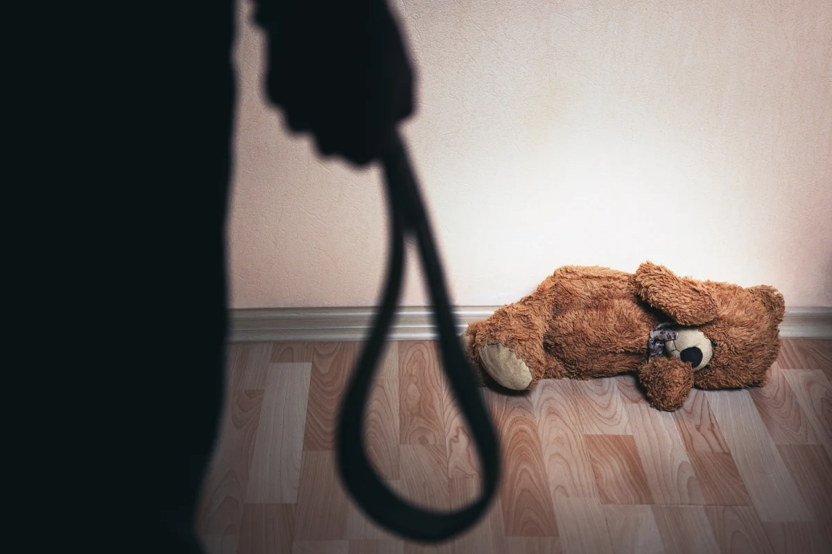 ​Uczniowie podstawówki w Iławie (woj. warmińsko-mazurskie) powiadomili szkolną pedagożkę, że ich kolega prawdopodobnie jest ofiarą przemocy domowej. Jak się później okazało, nad 13-latkiem znęcała się matka. Chłopiec jest obecnie pod opieką dorosłego brata, a matka ma zakaz zbliżania się do dziecka. Jednocześnie iławska policja chwali kolegów, którzy zasygnalizowali problem w szkole: "Ich zachowanie jest przykładem tego, jak należy reagować na krzywdę innych".