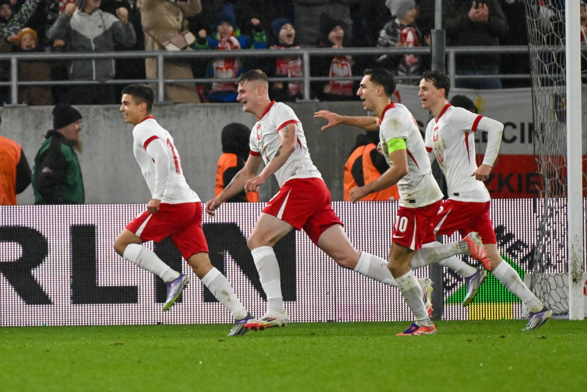 Polscy piłkarze wygrali w Bitoli z Macedonią Północną 1:0 (1:0) w meczu eliminacji mistrzostw Europy do lat 21. To szóste z rzędu zwycięstwo Biało-Czerwonych, którzy z kompletem punktów prowadzą w tabeli grupy E. Grę młodym piłkarzom mocno utrudniała ulewa.