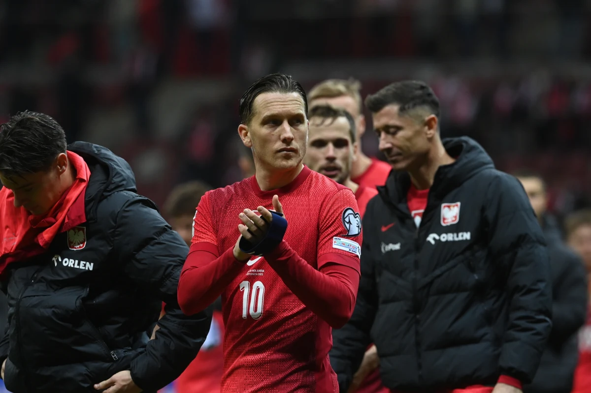 ​Piłkarska reprezentacja Polski będzie losowana w czwartek z drugiego koszyka w barażach o awans na mundial 2026. Biało-Czerwoni mieli szansę na pierwszy, ale niekorzystny dla nich okazał się wynik wtorkowego meczu, w którym Szkocja pokonała Danię 4:2.