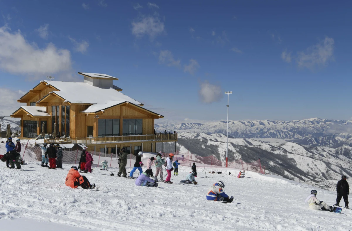Wzmocnienie gospodarki i poprawa kondycji młodzieży - takie są oficjalne powody wprowadzenia pierwszych w historii ferii zimowych dla uczniów w chińskiej prefekturze Altay.  Z wolnego w grudniu będzie się cieszyło 70 tys. osób. W czasie ferii uczniowie za darmo będą mogli korzystać ze stoków i komunikacji miejskiej – zaznacza Reuters. 