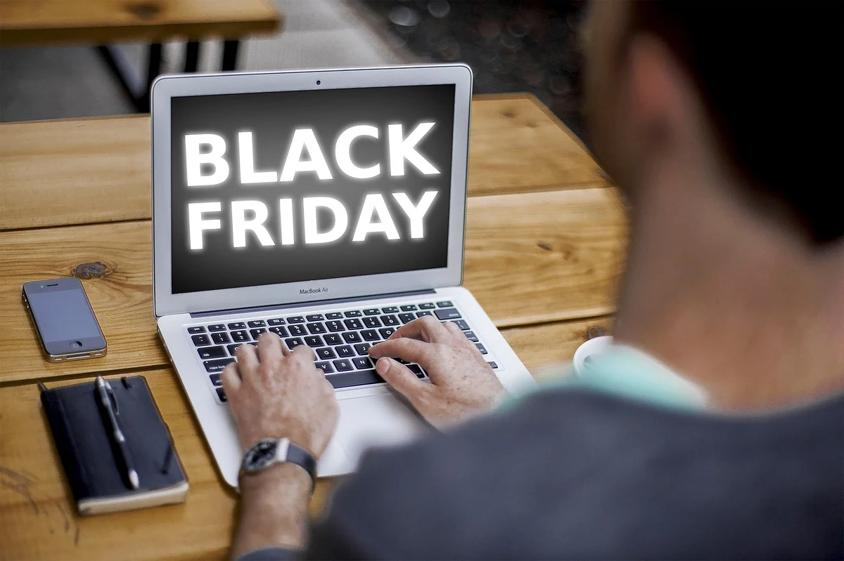 Black Friday, czyli po polsku Czarny Piątek, to jedno z najważniejszych wydarzeń zakupowych w roku. W RTV EURO AGD stał się on nie tylko dniem bardzo intensywnych promocji, ale całym okresem rabatowym tzw. Black Friday Weeks. W 2025 roku akcja promocyjna w sklepach trwa od 22 października do 1 grudnia lub do wyczerpania zapasów. To oznacza, że masz znacznie więcej czasu, aby zaplanować zakupy i polować na najlepsze okazje.