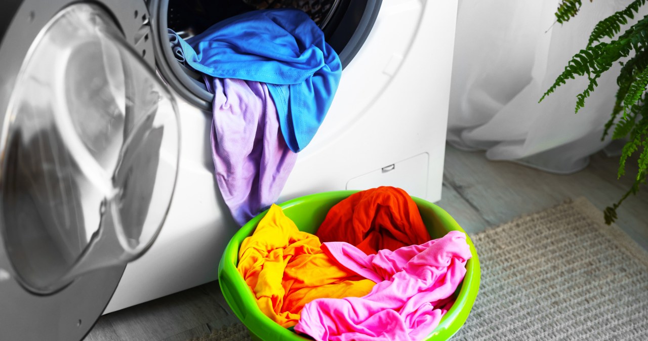 Pranie przestanie pachnieć stęchlizną. Pożegnasz się z płynem do płukania