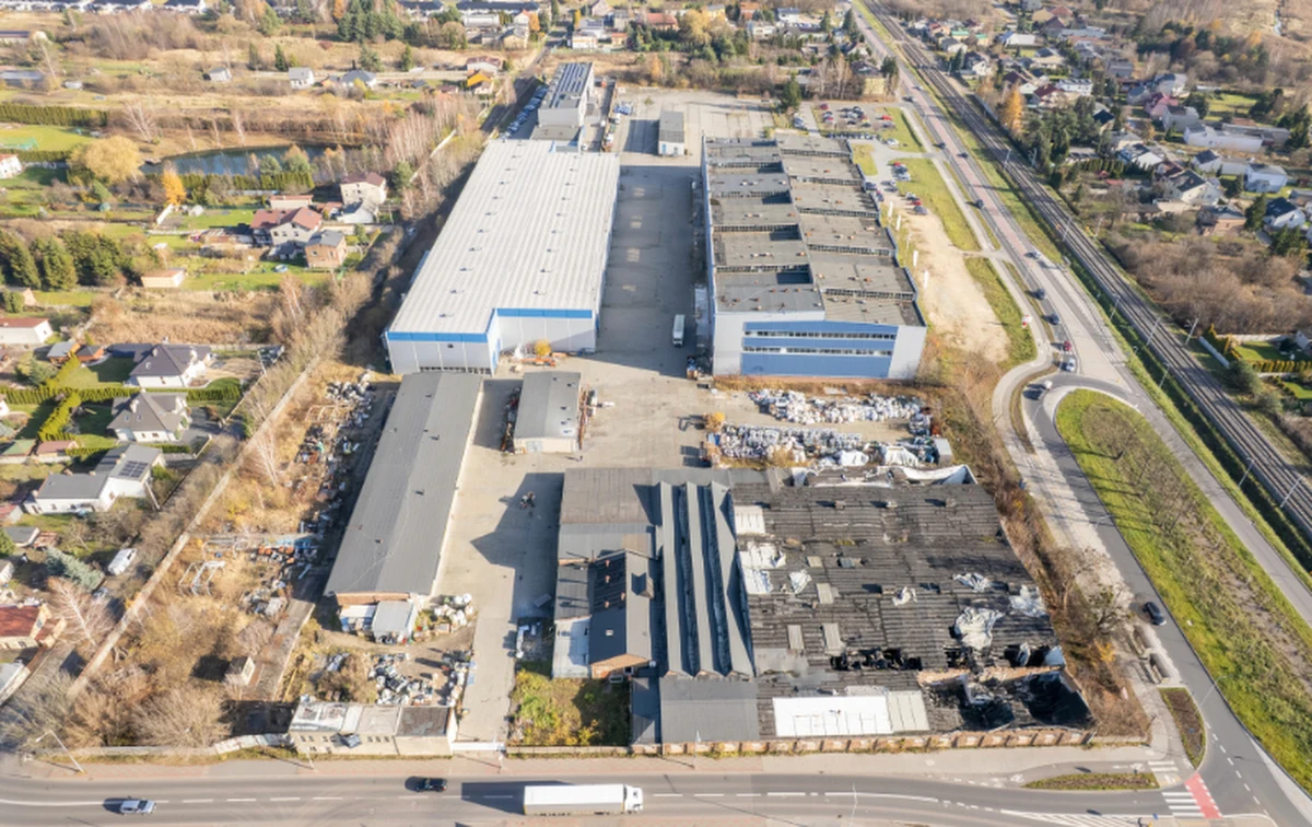 Pierwszy Urząd Skarbowy w Częstochowie ogłosił licytację wyjątkowej nieruchomości. Na sprzedaż trafił zabudowany teren o powierzchni 5,5 hektara, położony na zachodnich obrzeżach miasta, u zbiegu ulic Głównej, Tatrzańskiej i Warownej. Wartość gruntu wraz z budynkami została oszacowana na ponad 70 milionów złotych.