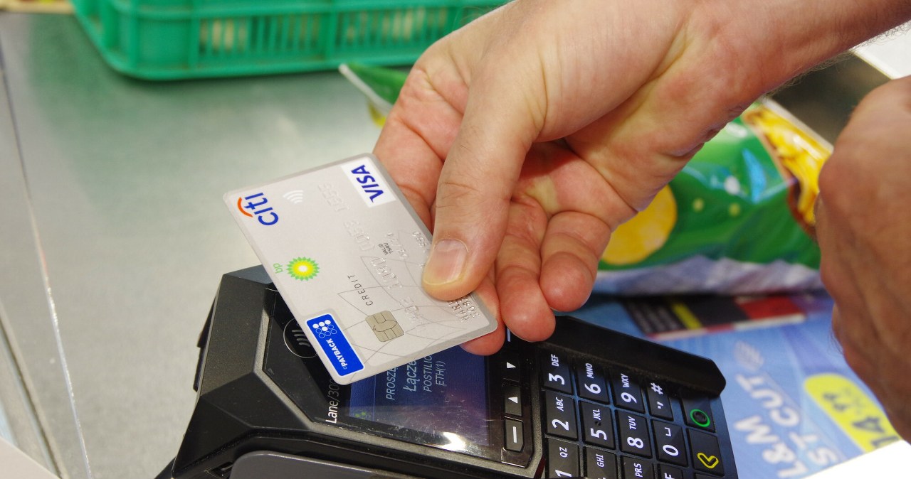 Co zrobić ze zniszczoną kartą płatniczą? Nie popełniaj tego błędu