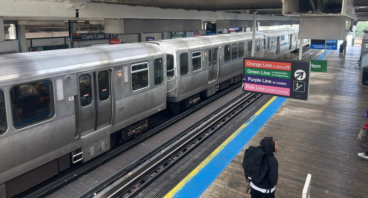 Dramatyczne sceny rozegrały się w poniedziałkowy wieczór w pociągu chicagowskiej kolei metropolitarnej. 26-letnia kobieta walczy o życie w szpitalu po tym, jak została oblana nieznaną cieczą i podpalona przez mężczyznę, z którym wcześniej się pokłóciła.