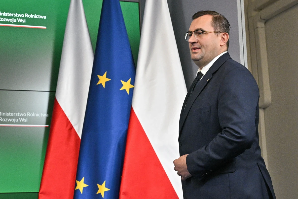 "Jeśli mnie zapytacie, czy zdymisjonuję dyrektora Smolarza, odpowiem: dzisiaj nie" - poinformował minister rolnictwa Stefan Krajewski, podsumowując efekty kontroli w Krajowym Ośrodku Wsparcia Rolnictwa. Kierownictwo KOWR działało w sprawie działki w Zabłotni opieszale, choć ostatecznie doprowadziło do jej odzyskania - stwierdził minister.