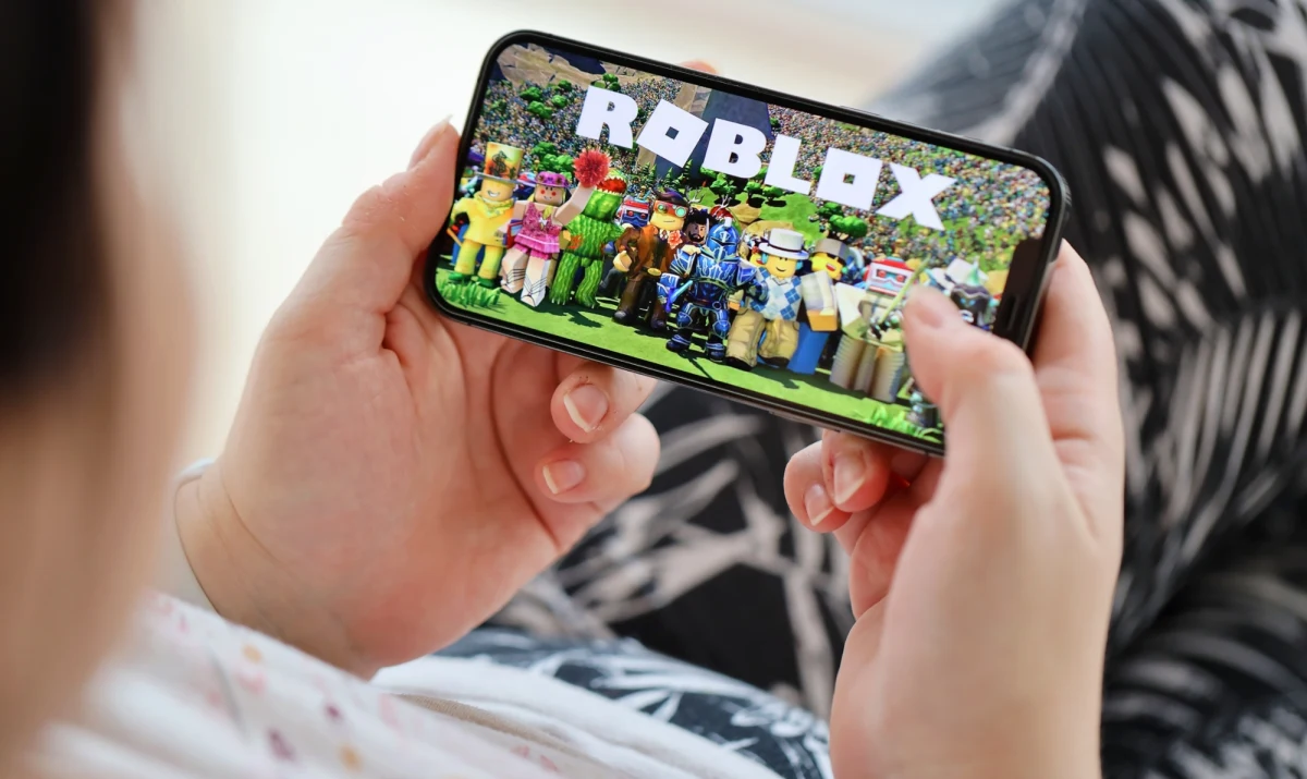 Popularna platforma gamingowa Roblox ogłosiła wprowadzenie nowych środków bezpieczeństwa mających chronić najmłodszych użytkowników. Decyzja zapadła w odpowiedzi na rosnącą liczbę pozwów dotyczących bezpieczeństwa dzieci w internecie.