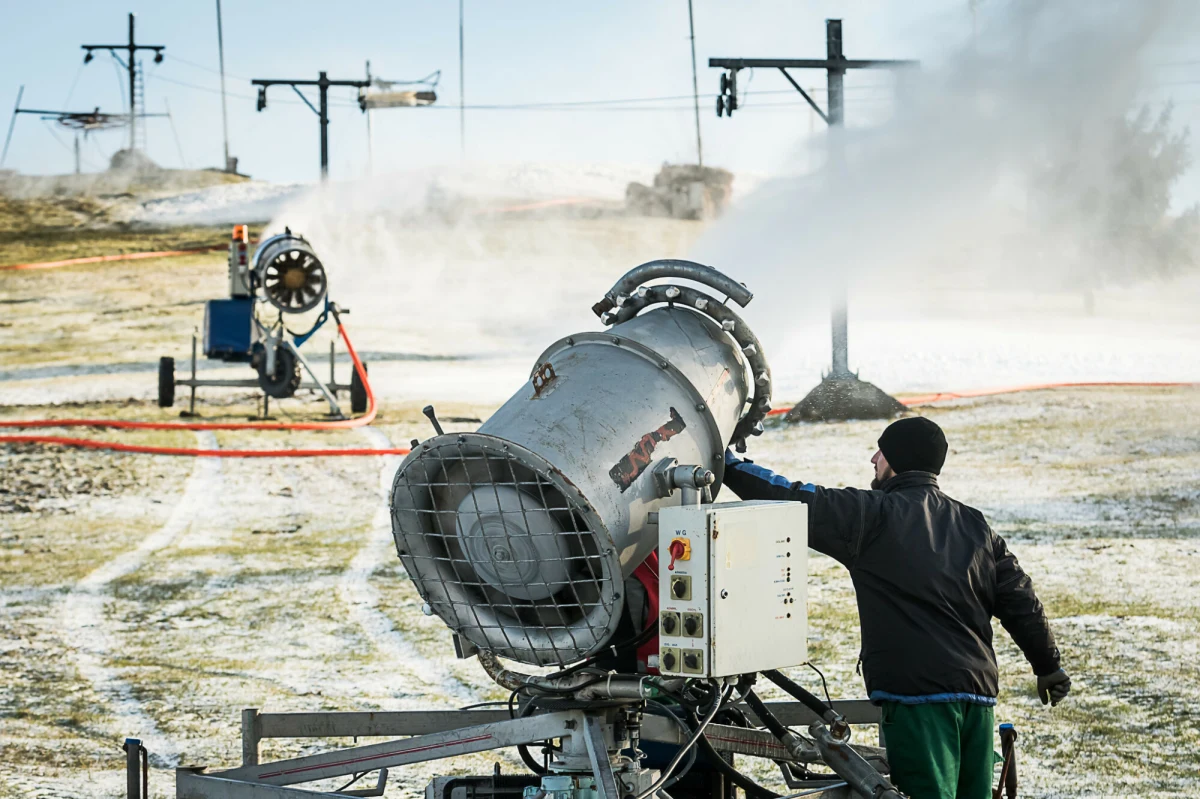 W Małopolsce rozpoczęło się sztuczne naśnieżanie tras narciarskich. Armatki śnieżne pracują już w Zakopanem - na Harendzie, pod Wielką Krokwią, pod Nosalem, na Gubałówce - a także w Witowie, Małem Cichem, Białce i Bukowinie Tatrzańskiej. Intensywne przygotowania do sezonu trwają również w Krynicy-Zdroju, Zawoi i Tyliczu.