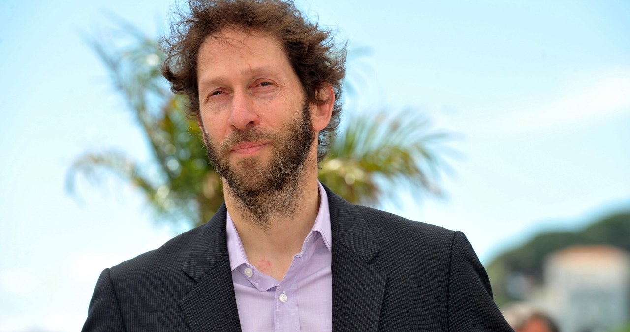 Aktor, reżyser, scenarzysta, pisarz i... zdobywca Grammy. Widzowie znają go głównie z charakterystycznych ról u braci Coen czy u Stevena Spielberga, ale zagrał też w "Hulku", "Fantastycznej Czwórce" i serialu "Watchman". Tim Blake Nelson kocha kino Krzysztofa Kieślowskiego i po raz kolejny odwiedził Polskę, o czym opowiada w specjalnej rozmowie dla serwisu Interia Film.