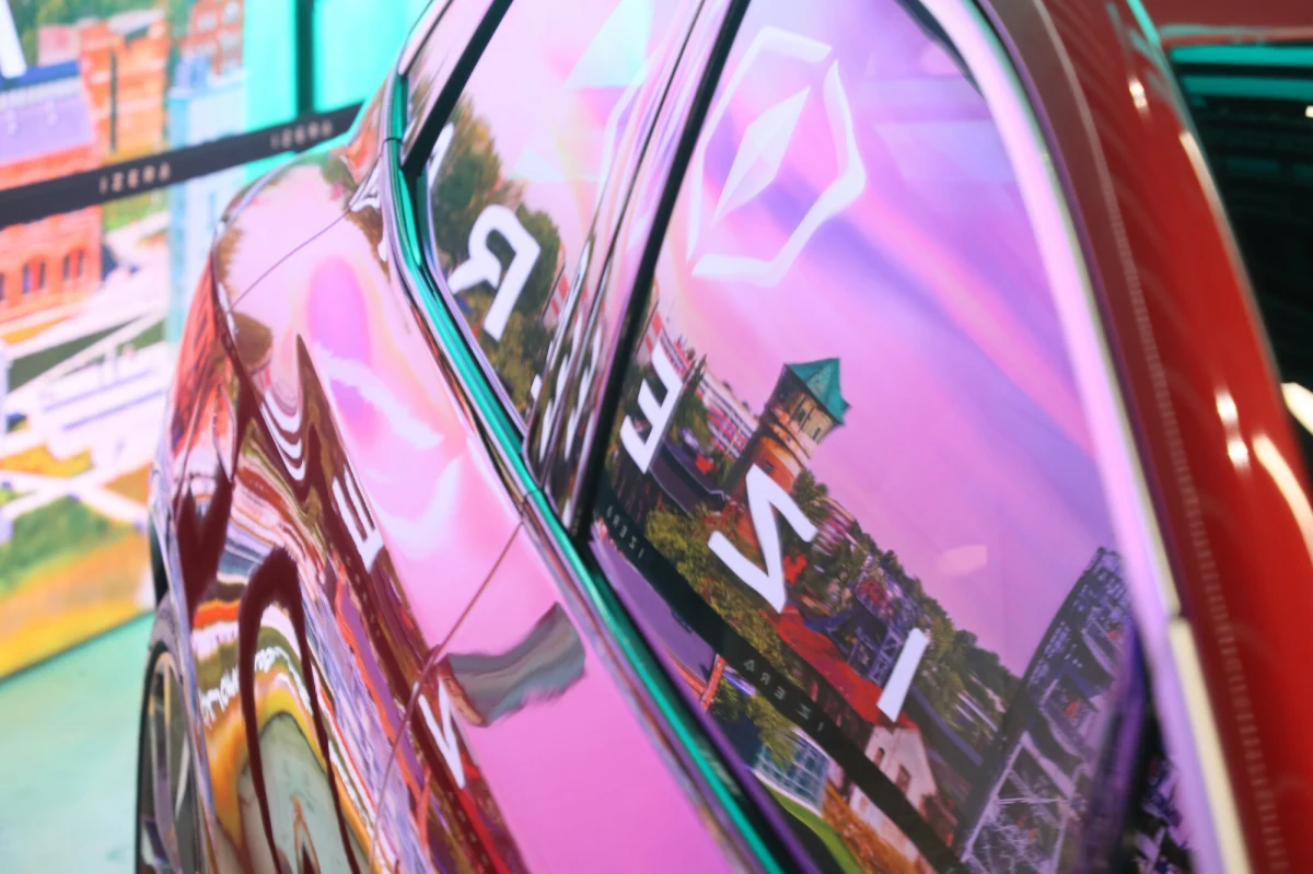 Wielki krok naprzód dla polskiej elektromobilności. Narodowy Fundusz Ochrony Środowiska i Gospodarki Wodnej pozytywnie ocenił wniosek Electromobility Poland, spółki odpowiedzialnej za projekt pierwszego polskiego samochodu elektrycznego Izera. To oznacza, że firma znalazła się na oficjalnej liście rankingowej i może otrzymać aż 4,5 miliarda złotych z Krajowego Planu Odbudowy na budowę nowoczesnej fabryki w Jaworznie.