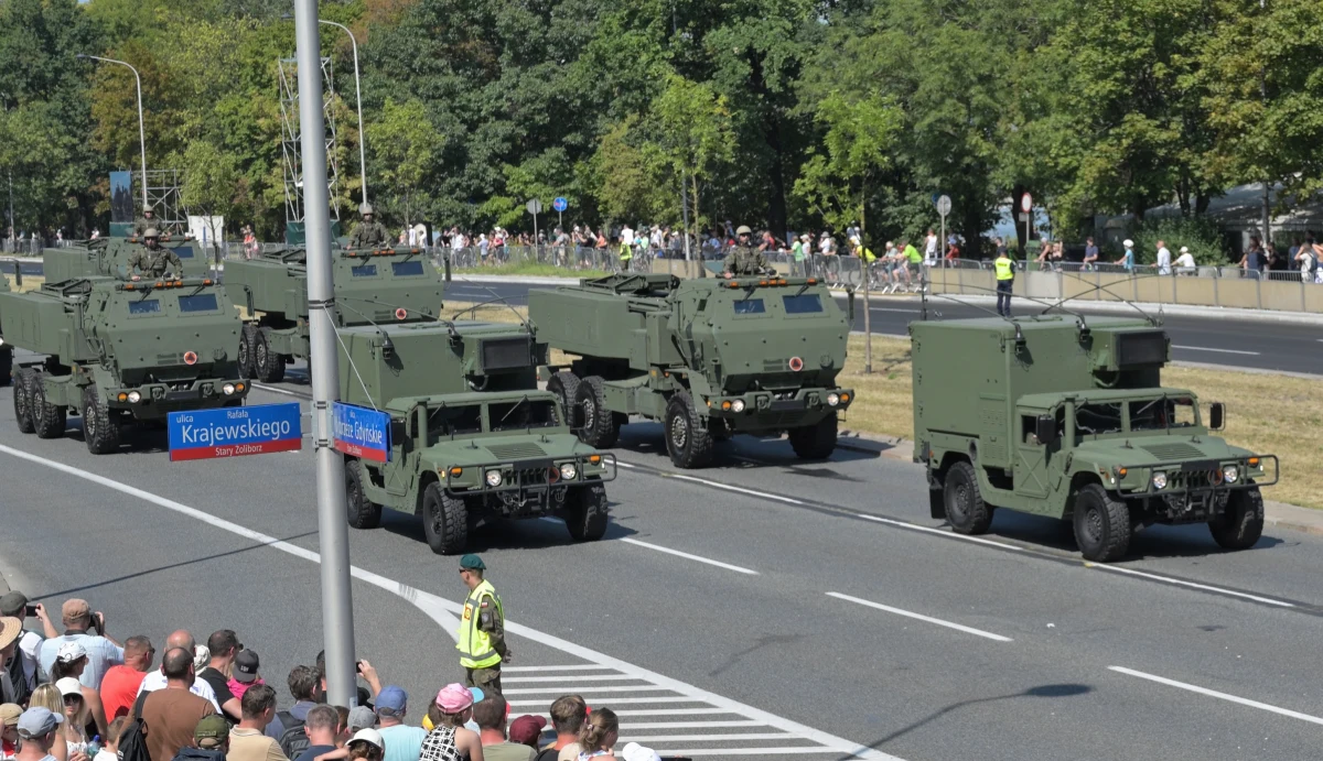 Ograniczymy do minimum przeszkody w przemieszczaniu się wojsk w UE - zapowiedział w środę unijny komisarz ds. obronności Andrius Kubilius. W ramach pakietu w sprawie mobilności wojskowej Komisja Europejska zaproponowała tego dnia jednolite zasady dotyczące przemieszczania się wojsk na terenie Unii.