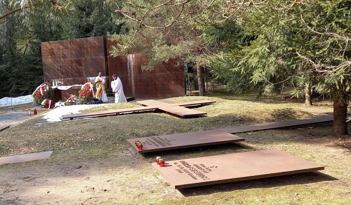 Rosjanie "odwiedzili" cmentarz w Katyniu i usunęli płaskorzeźby Orderu Virtuti Militari oraz Krzyża Kampanii Wrześniowej. Zdecydowała o tym prokuratura obwodu smoleńskiego w Rosji. Polskie MSZ złożyło już notę protestacyjną.