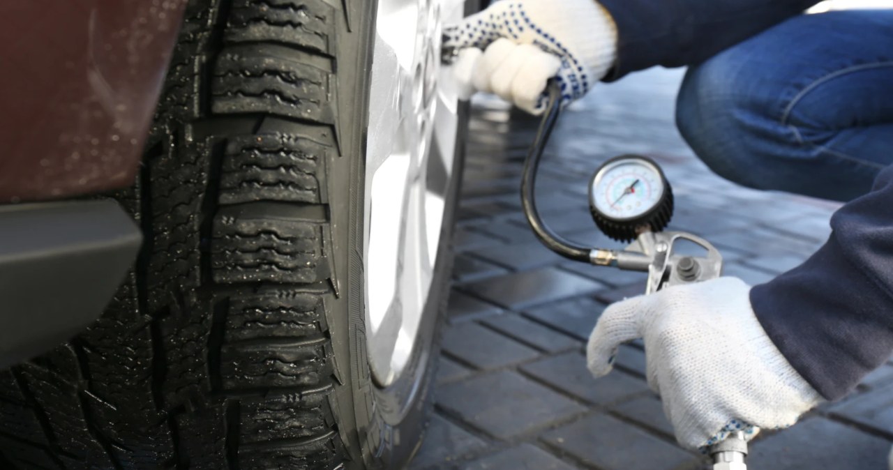 Jakie ciśnienie do opon zimowych? Wielu kierowców wciąż tego nie pilnuje