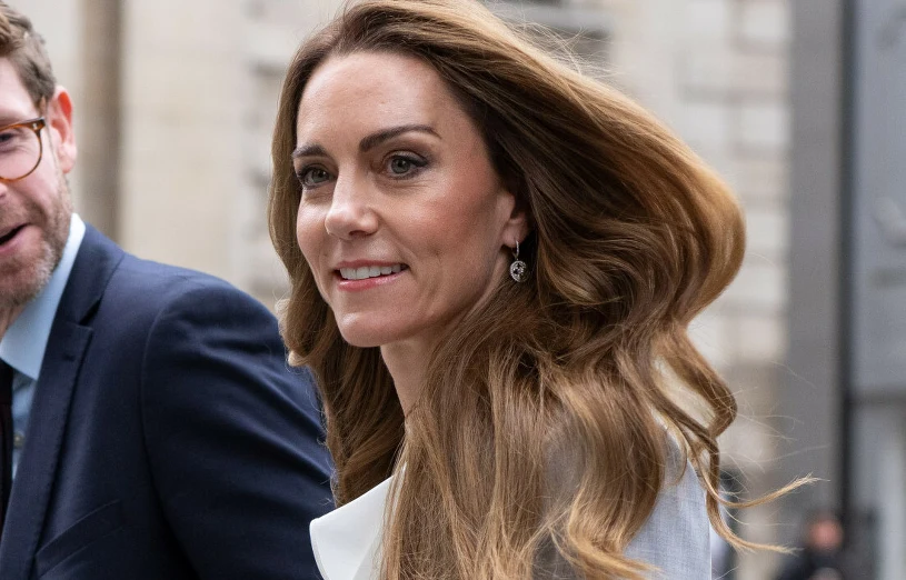 Elegancka księżna Kate. Jej bluzka to idealny wybór na wigilię