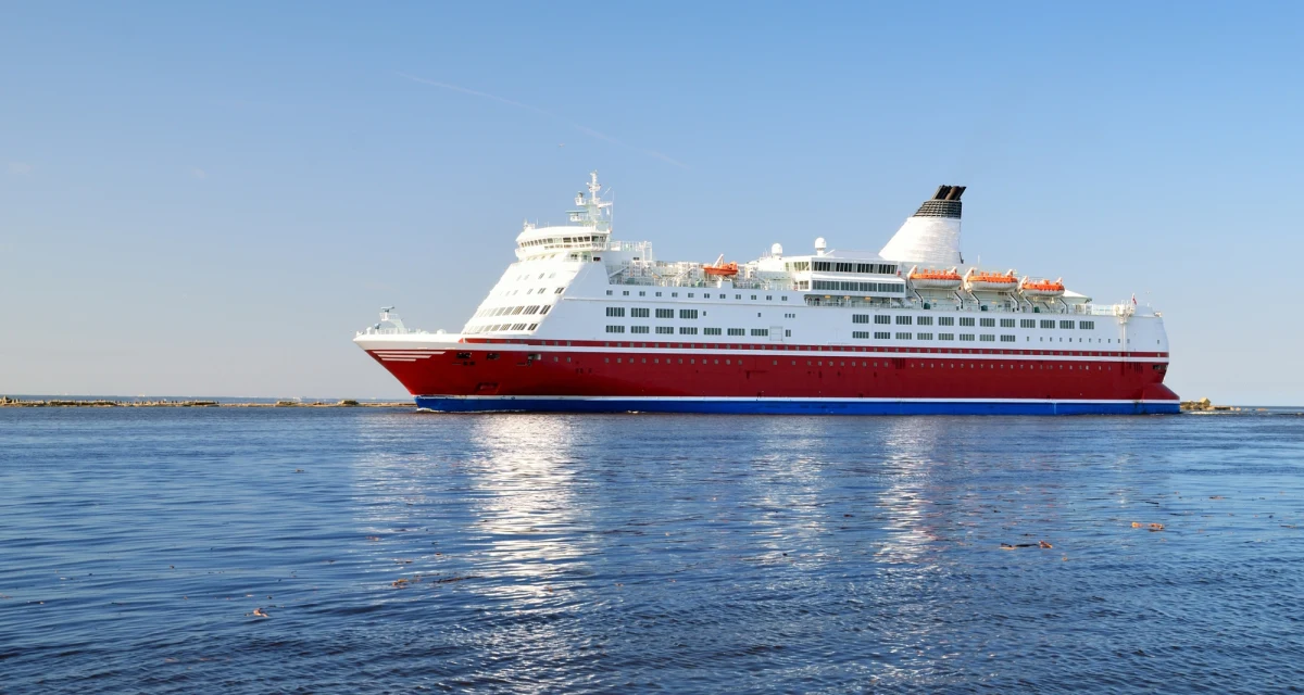 Prom "Queen Jenuvia II", na pokładzie którego znajdowało się 246 pasażerów i 21 członków załogi, osiadł na mieliźnie u południowo-wschodniego wybrzeża Korei Południowej. Trwa ewakuacja, w którą zaangażowane zostały dwa okręty południowokoreańskiej marynarki wojennej.