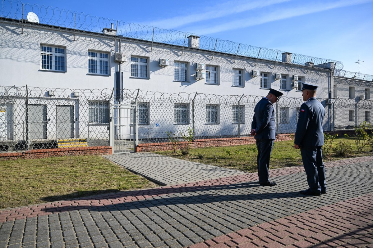 Osadzeni przepiłowali kratę i wyszli na dach. Co dalej ze strażnikami?