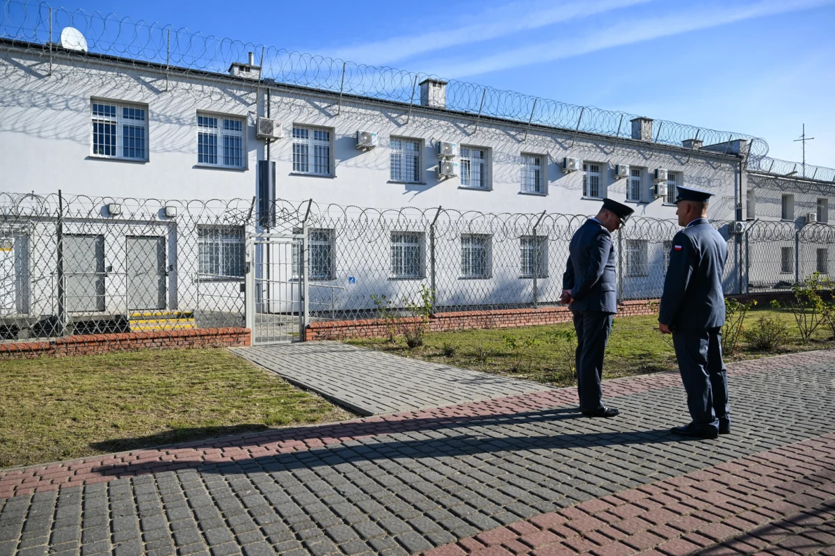 ​Konsekwencje dyscyplinarne czekają 9 funkcjonariuszy Służby Więziennej w związku z próbą ucieczki z Aresztu Śledczego w Lublinie. Chodzi o spektakularną akcję z końca października. Wówczas dwóch osadzonych przepiłowało brzeszczotem kratę okienną, wyszło z celi i wspięło się na dach. Nie zdołali jednak zbiec z aresztu.