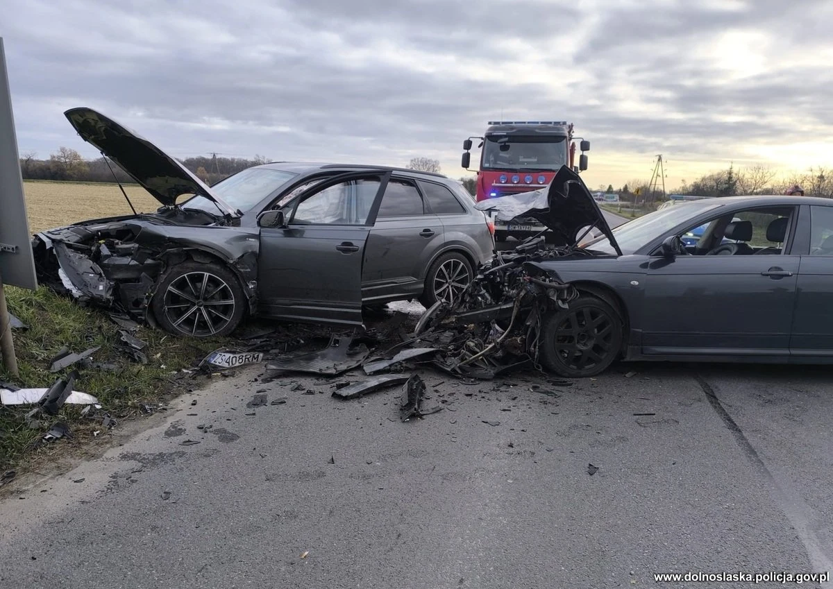 Groźnie wyglądająca kolizja na drodze wojewódzkiej nr 455 pod Oławą (woj. dolnośląskie) mogła zakończyć się tragicznie. 18 listopada około godz. 12:40 na wyjeździe z miasta w kierunku Jelcza-Laskowic zderzyły się czołowo dwa samochody. Przyczyną okazał się manewr wyprzedzania na łuku. Policja udostępniła nagranie z kamery.