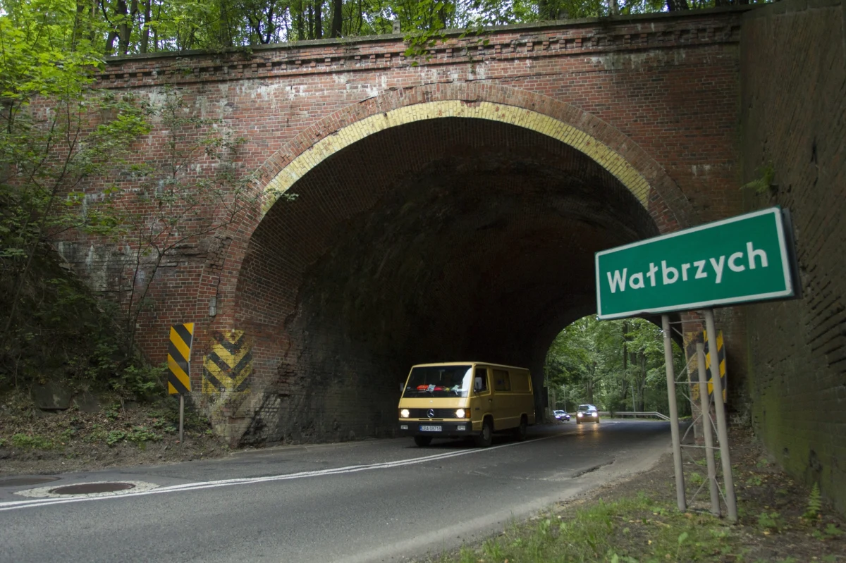 Tajemniczy poszukiwacz przekonuje, że wie, gdzie zostały ukryte wagony z drogocennym kruszywem i ma już pierwsze pozwolenia na poszukiwania "złotego pociągu". Czy największa tajemnica Dolnego Śląska w końcu zostanie rozwiązana?