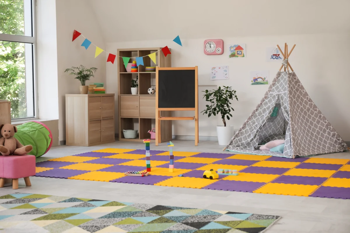 ​Budynek przedszkola w Osielsku (woj. kujawsko-pomorskie) został dwukrotnie ostrzelany. Do incydentów doszło 10 i 18 listopada, kiedy przedszkole nie pracowało. Placówkę najprawdopodobniej ostrzelano z repliki broni palnej na plastikowe kulki lub ze sportowej wiatrówki. Sprawca nie jest znany.