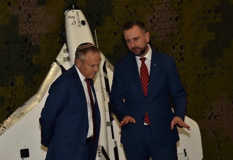 Szczątki dronów na spotkaniu. Wicepremier rozmawiał z ambasadorem USA