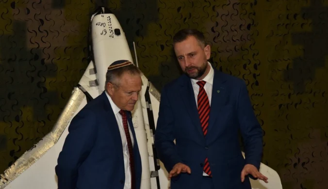 Szczątki dronów na spotkaniu. Wicepremier rozmawiał z ambasadorem USA