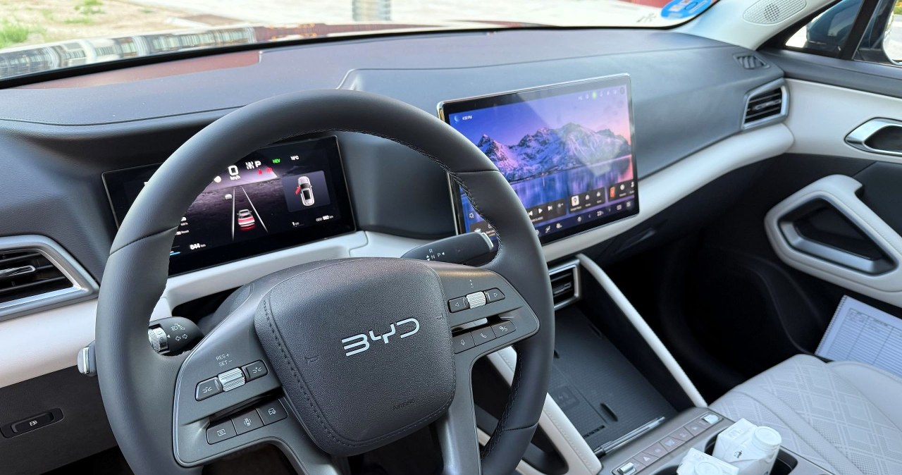 Tanie chińskie auta zalewają Europę. Nadchodzi wielka fala zwolnień