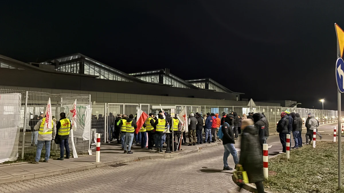 Protest w zakładzie francuskiego koncernu Valeo w małopolskim Chrzanowie. W czwartek rano przed wejściem do zakładu zgromadziło się kilkaset osób, które walczą o wyższe pensje.