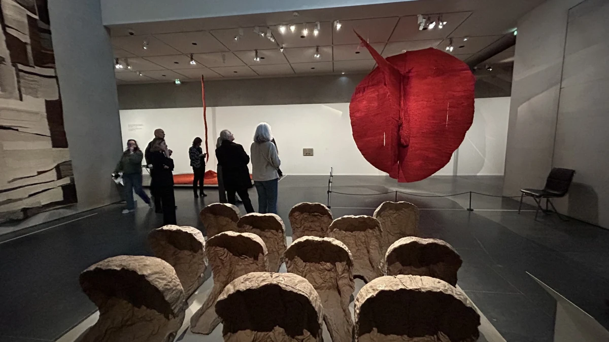 "Magdalena Abakanowicz. Splot istnienia" to nawiększa wystawa, jaka kiedykolwiek została poświęcona twórczości tej wybitnej polskiej artystki we Francji. Dlatego też ekspozycja uważana jest przez wielu specjalistów za znaczące wydarzenie kulturalne w Paryżu. Została ona dzisiaj otwarta dla publiczności w renomowanym Muzeum Bourdelle'a. Będzie ją można tam zwiedzać do 12 kwietnia przyszłego roku.