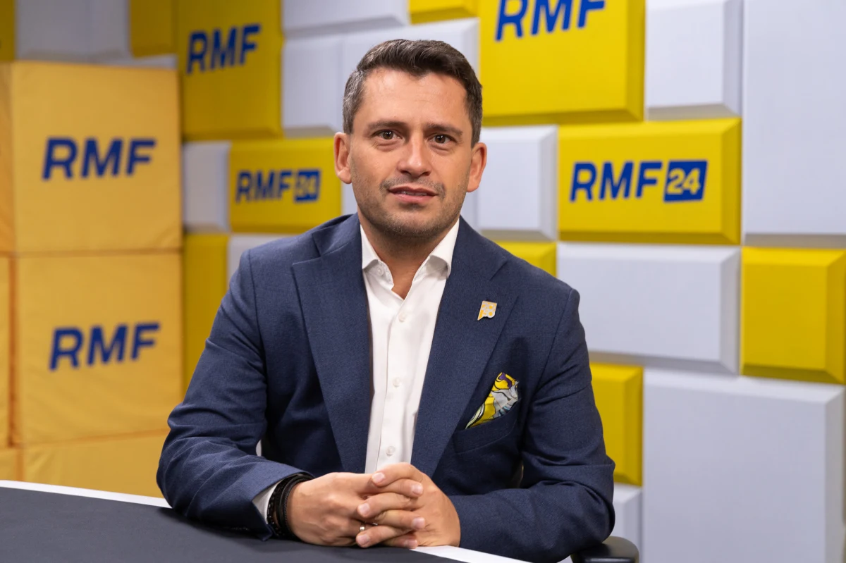 "Szymon Hołownia zawiesił wysoko poprzeczkę, liczę, że Włodzimierz Czarzasty nie przejdzie pod nią. Zaczyna z przytupem. Dostałem wczoraj informację, że na Konwentach Seniorów mają być nieobecni przedstawiciele kół poselskich, co nie będzie dobrą praktyką" – powiedział w Porannej rozmowy w RMF FM Paweł Śliz. "Nie znam motywów tej decyzji. Uważam, że koła powinny brać udział w pracach Sejmu" - dodał poseł i przewodniczący klubu parlamentarnego Polski 2050.