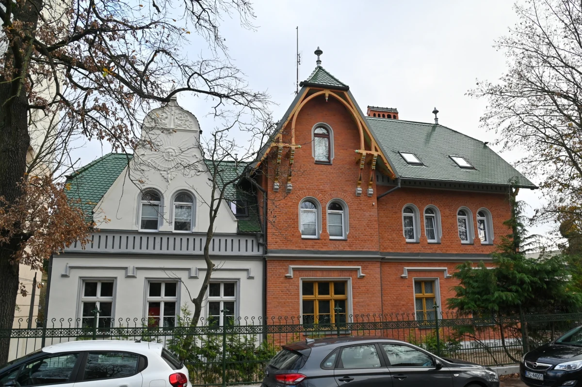 Zakończył się gruntowny remont zabytkowej willi przy ul. Królowej Korony Polskiej 20 w Szczecinie. Budynek, wzniesiony w latach 1872–1875, zachował oryginalną bryłę, elewację, detale architektoniczne oraz elementy ciesielskie i snycerskie. Prace, zlecone przez miasto, kosztowały łącznie 3,5 mln zł.