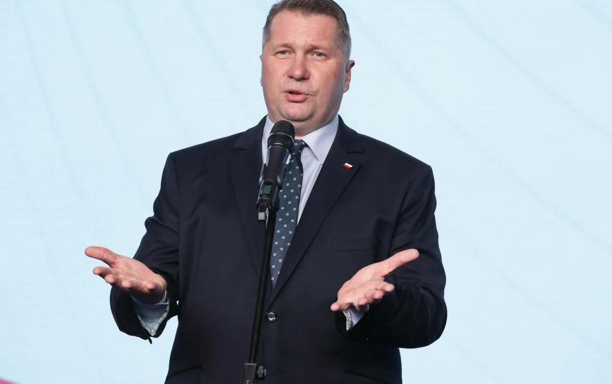 Jeden z budynków sfinansowanych z kontrowersyjnego programu Willa plus został wystawiony na sprzedaż - poinformował tvn24.pl. Lokalna Organizacja Turystyczna "Inte-gra" chce sprzedać niemal stuletni dworek w Jadwisinie za kwotę ponad 2,8 mln złotych - to ponad trzykrotnie więcej niż pierwotna cena zakupu. Sprawą dotacji zajmują się obecnie prokuratura i Ministerstwo Edukacji Narodowej, które domaga się zwrotu środków.