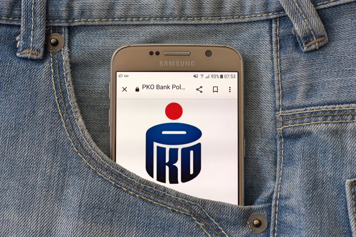 PKO BP zapowiada prace techniczne, które mogą być utrudnieniem dla użytkowników. W niedzielę 23 listopada bank planuje prace serwisowe w aplikacjach IKO i iPKO biznes oraz serwisach iPKO i iPKO biznes. Wiele usług może być niedostępnych.